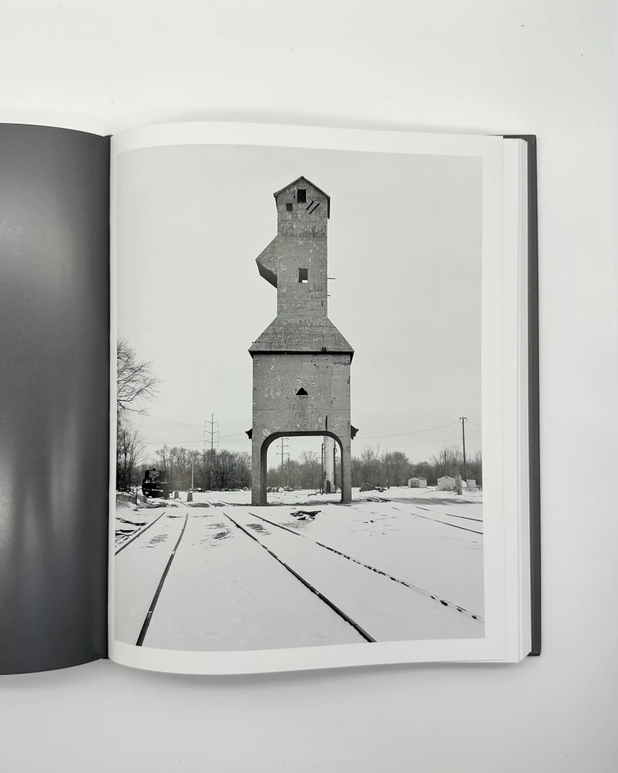 Jeff Brouws Silent Monoliths /anglais: The Coaling Tower Project