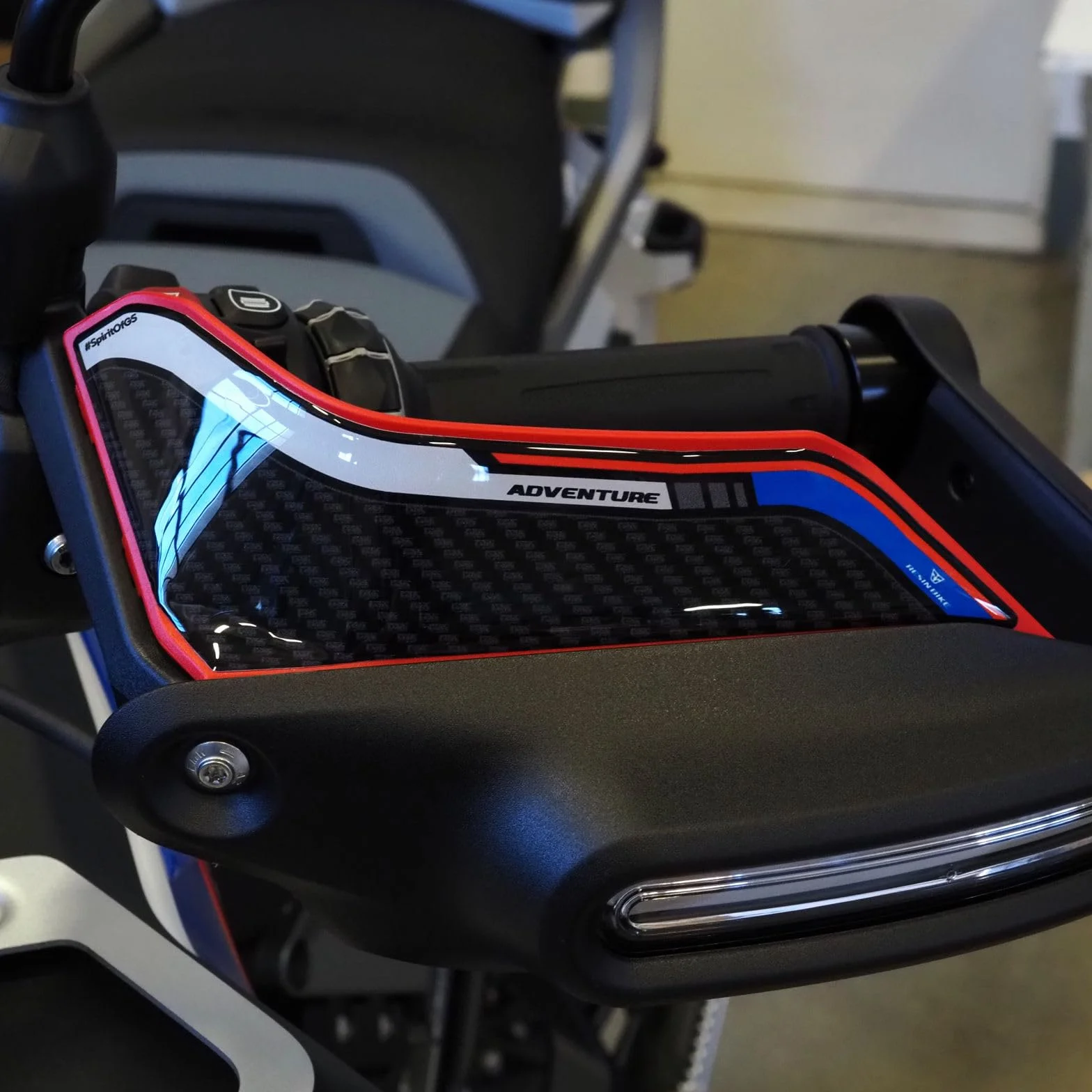 Resin Bike Kit Naklejki Moto kompatybilne z Bmw R 1300 GS Adventure Trophy 2025. Chronią Kompletny zestaw przed uderzeniami i zadrapaniami. Naklejki żywiczne z efektem 3D - wyprodukowane we Włoszech