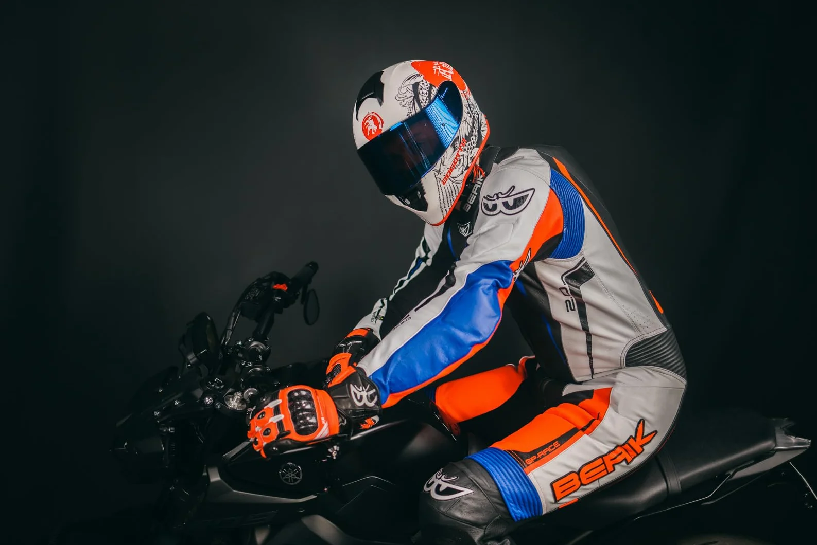 Berik Race-X Jednoczęściowy skórzany garnitur, czarny/biały/czerwony/niebieski, 56