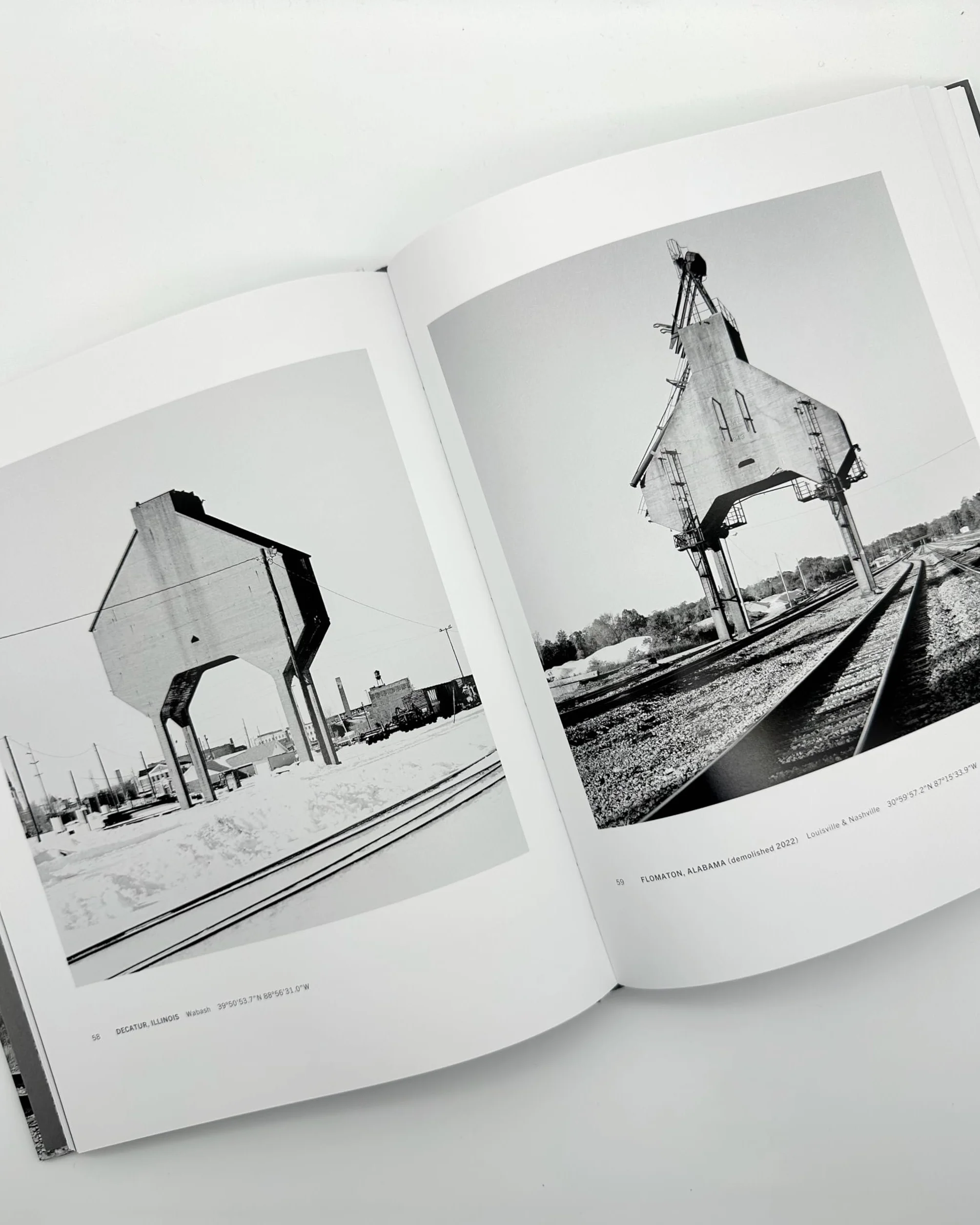 Jeff Brouws Silent Monoliths /anglais: The Coaling Tower Project
