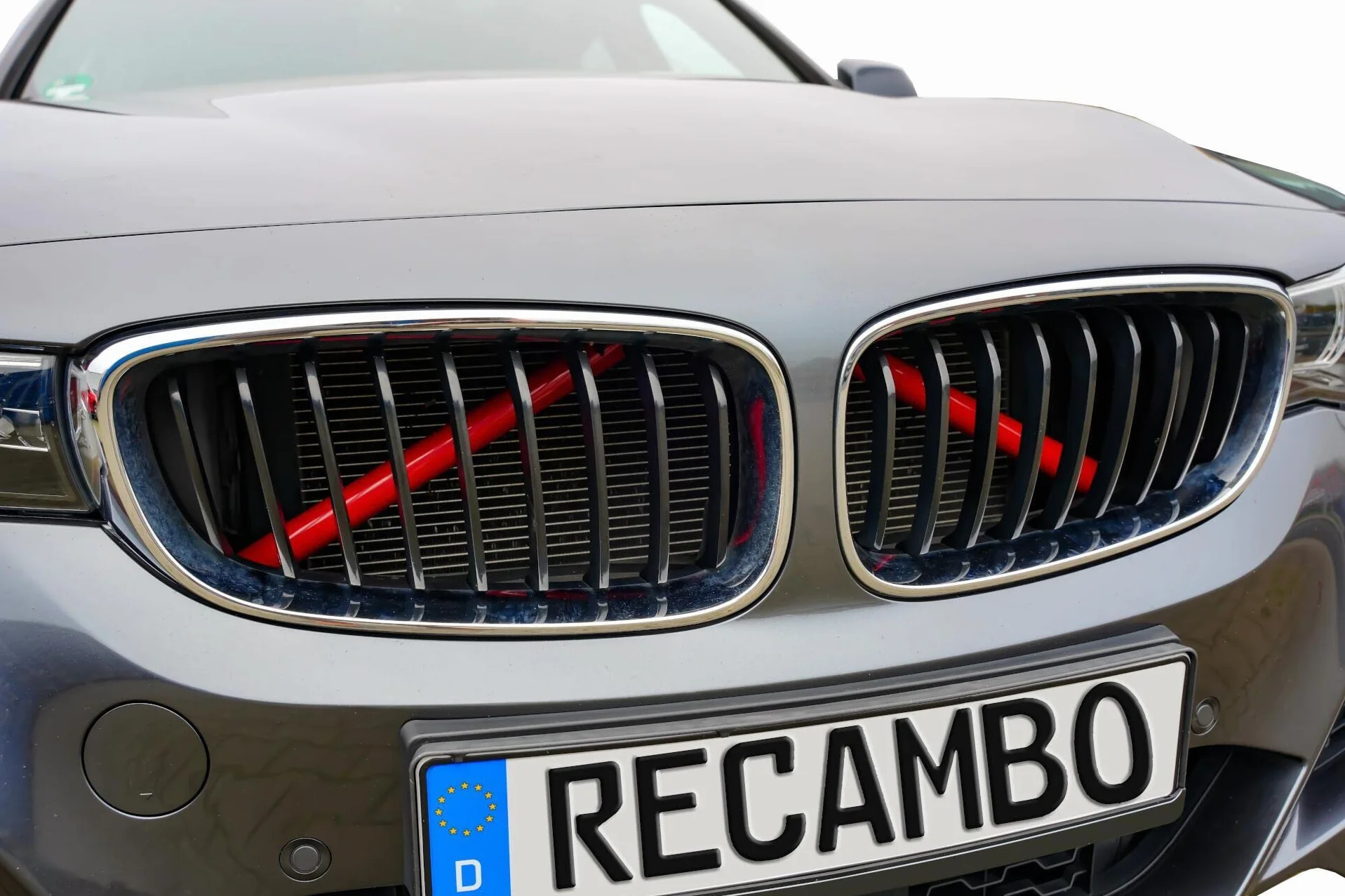 RECAMBO Wk?ad ch?odnicy do grilla, listwa ozdobna, paski do grilla w kszta?cie litery V, kompatybilny z BMW serii 5 X3 G01 X4 G02 X5 G05 X6 G06 X7 G07, czerwony