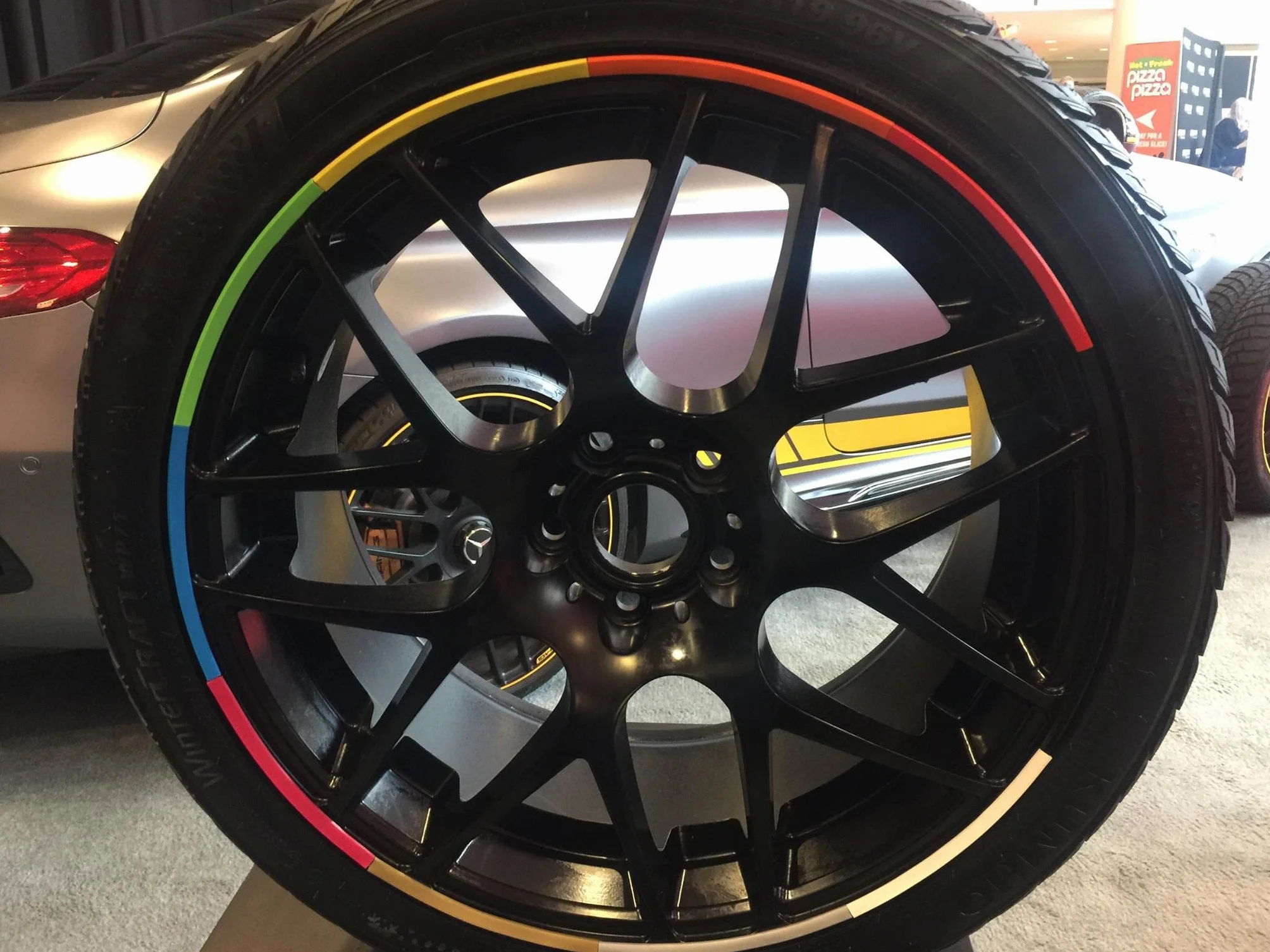 Rimblades Czarna Samoprzylepna Obręcz Zabezpieczająca Felgi Aluminiowe Styling