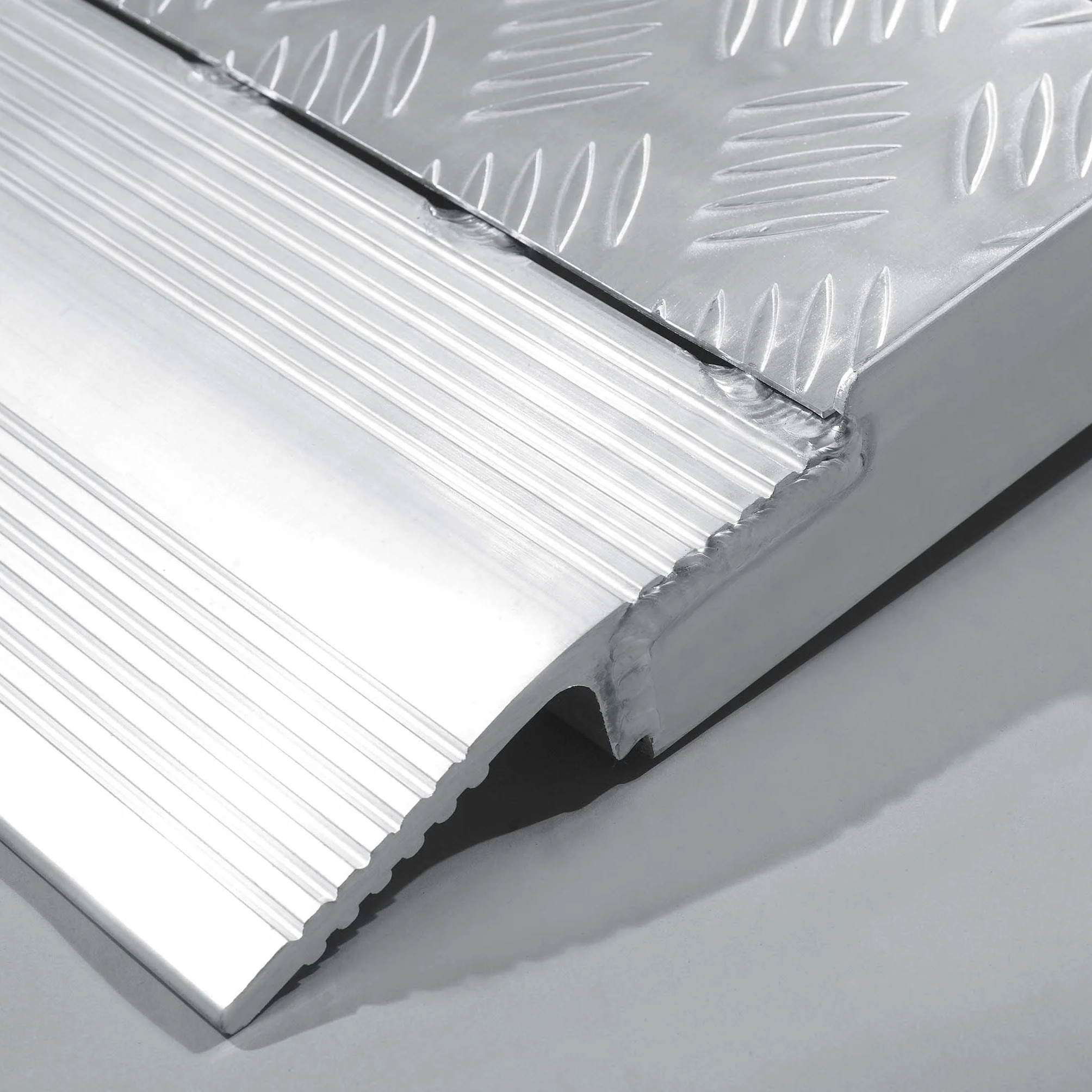 Wiltec Zestaw składany najazd aluminiowy 2 szt. o długości 228 cm i łączny udźwig 1360 kg, lekka i łatwa do przechowywania, do załadowania quadów i motocykli