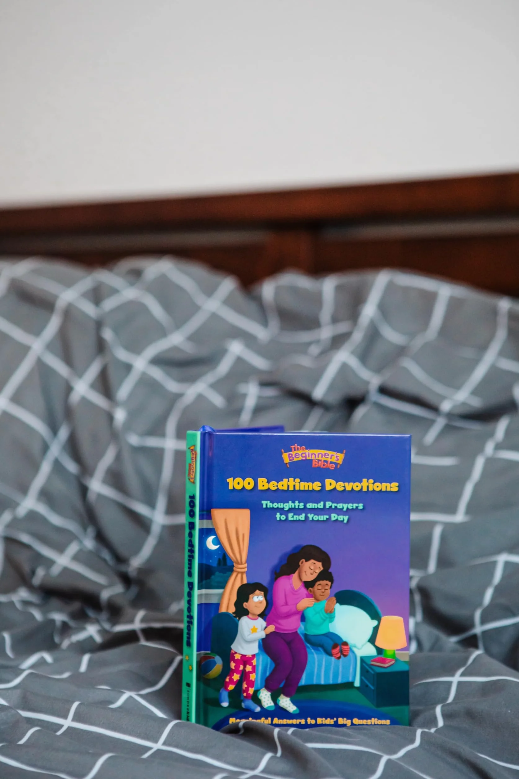 The Beginner's Bible 100 Bedtime Devotions: Thoughts and Prayers to End Your Day