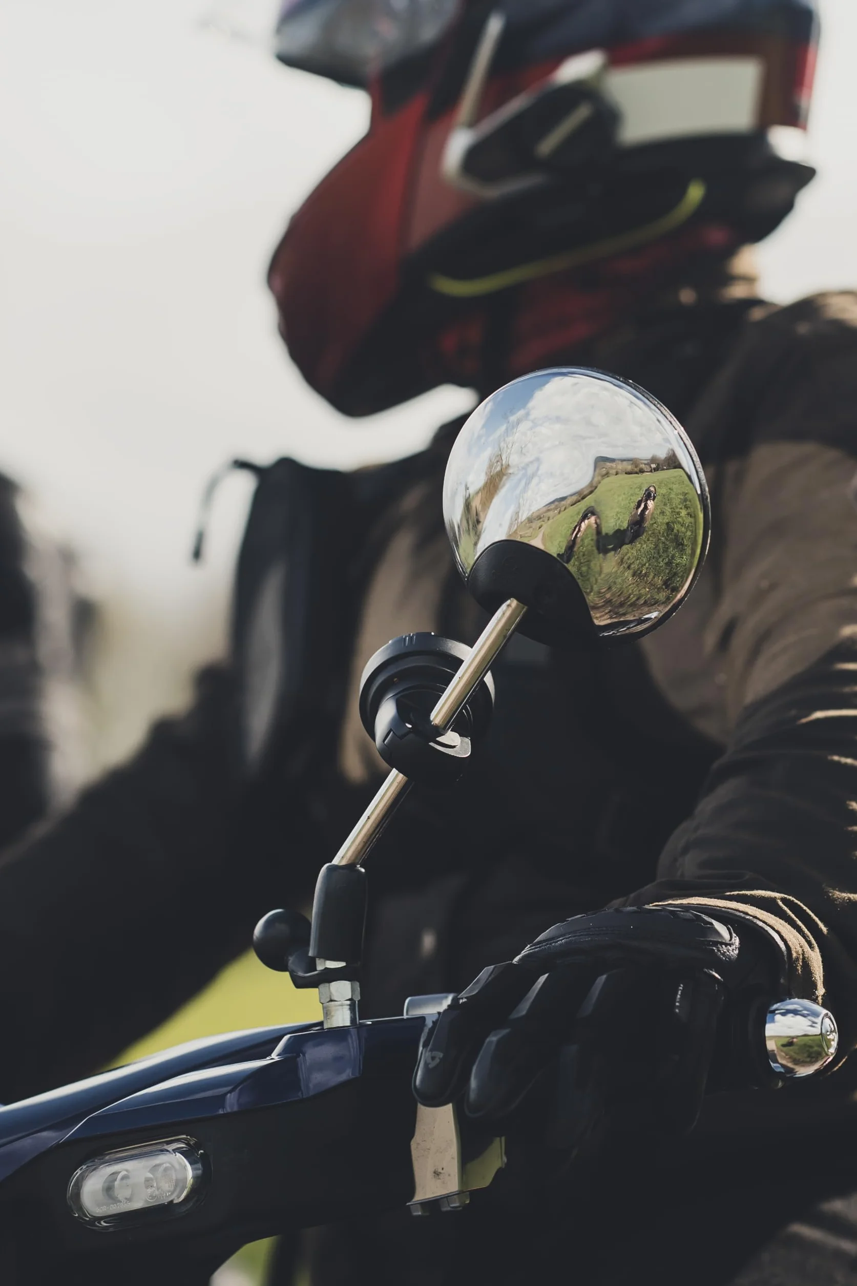 Beeline Moto II Mocowanie lusterka i poprzeczki, regulowany zacisk do motocykli i poprzeczek, trwała metalowa konstrukcja zapewnia bezpieczne dopasowanie do drążków 10–16 mm, kompatybilny z Moto II