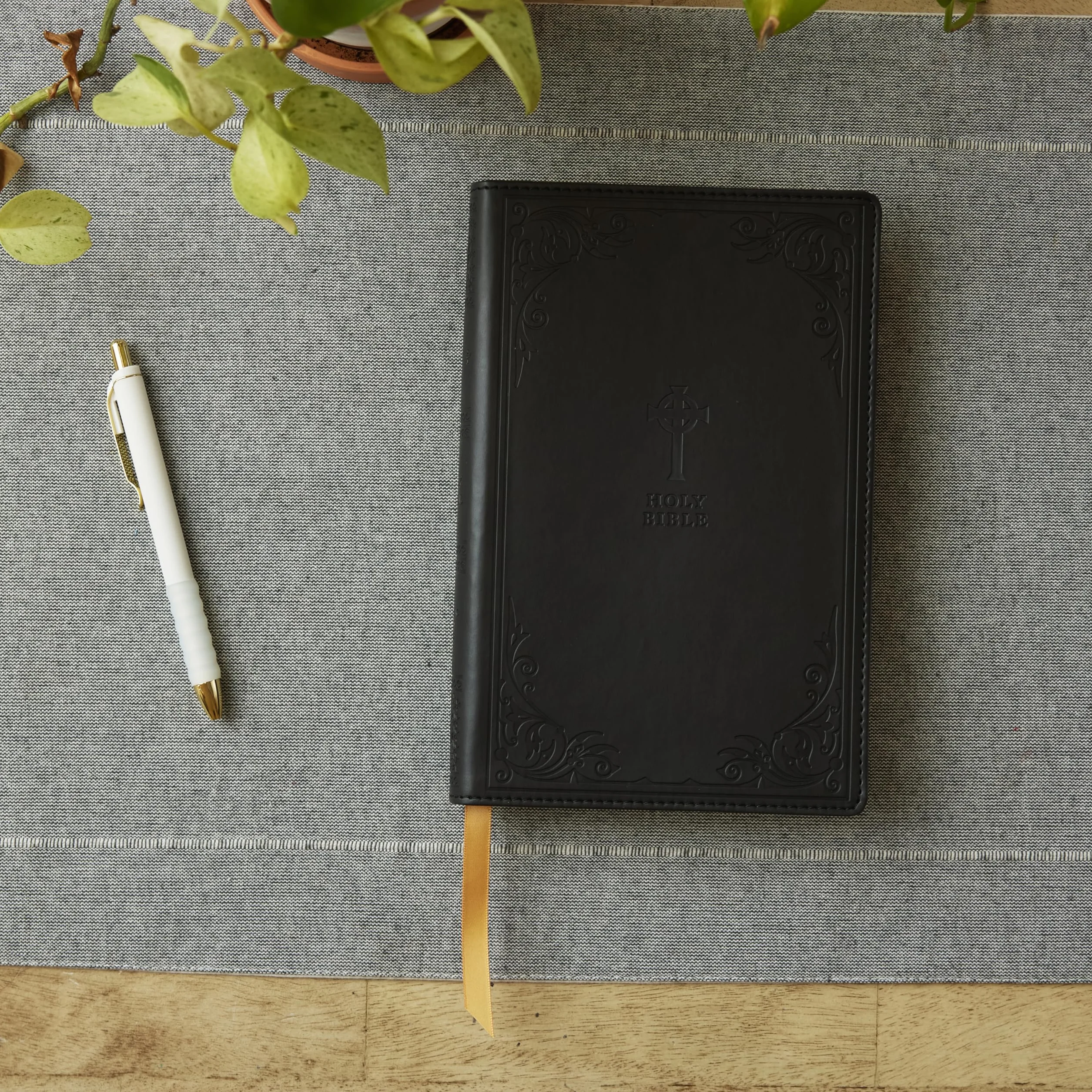 Nrsv, Catholic Bible, Gift Edition, Leathersoft, Black, Comfort Print: Holy Bible