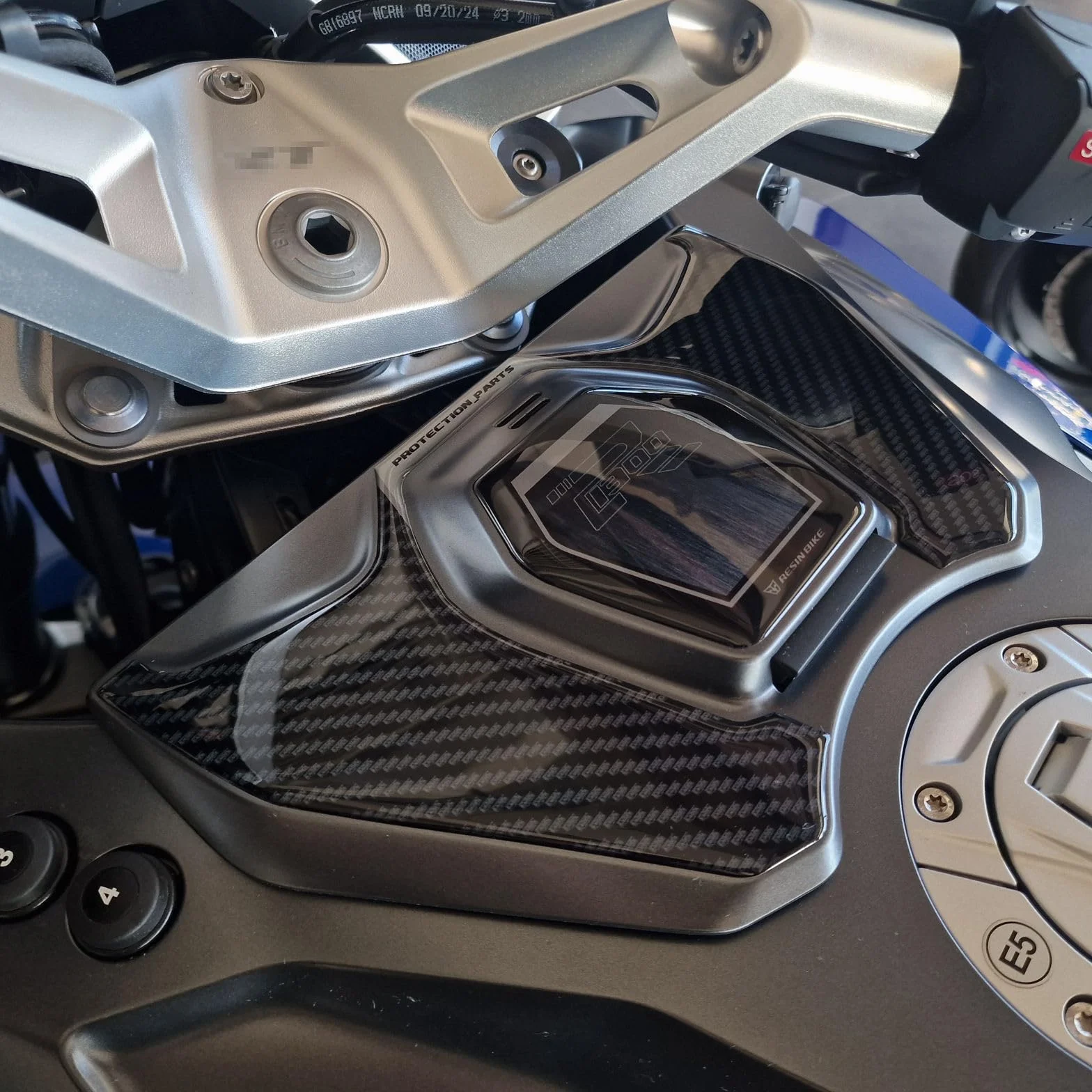 Resin Bike Naklejki Moto kompatybilne z BMW R 1300 RT 2025-2026. Chronią uchwyt zbiornika przed uderzeniami i zadrapaniami. Naklejki żywiczne z efektem 3D - wyprodukowane we Włoszech