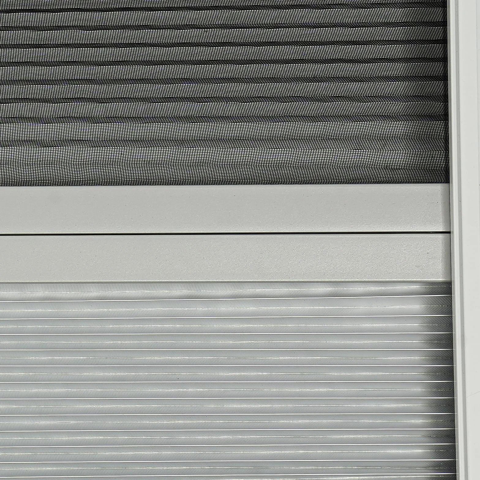 Okno do kampera 700 x 450 mm, RV 85°, z moskitierą i wbudowaną roletą