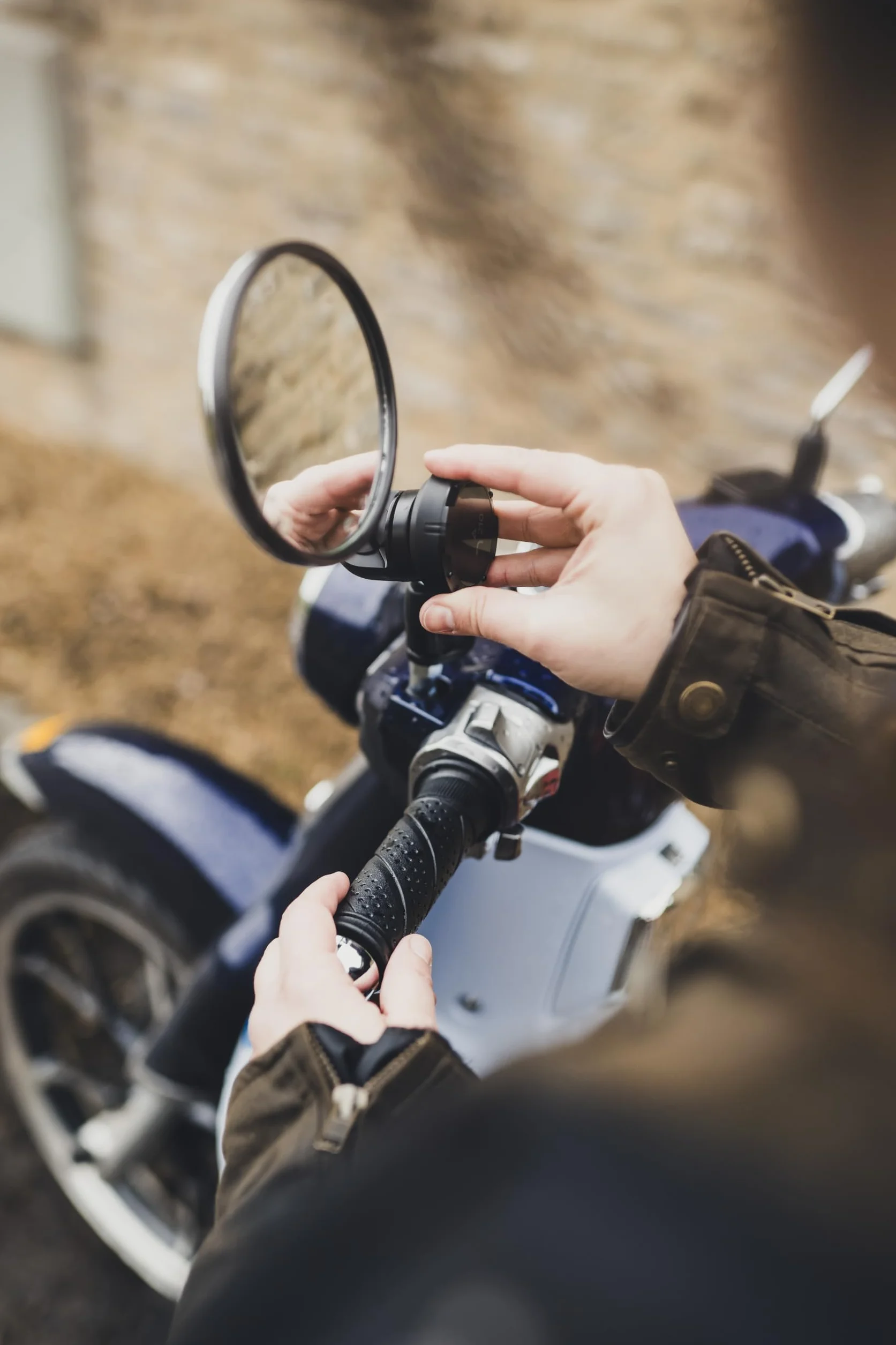 Beeline Moto II Mocowanie lusterka i poprzeczki, regulowany zacisk do motocykli i poprzeczek, trwała metalowa konstrukcja zapewnia bezpieczne dopasowanie do drążków 10–16 mm, kompatybilny z Moto II