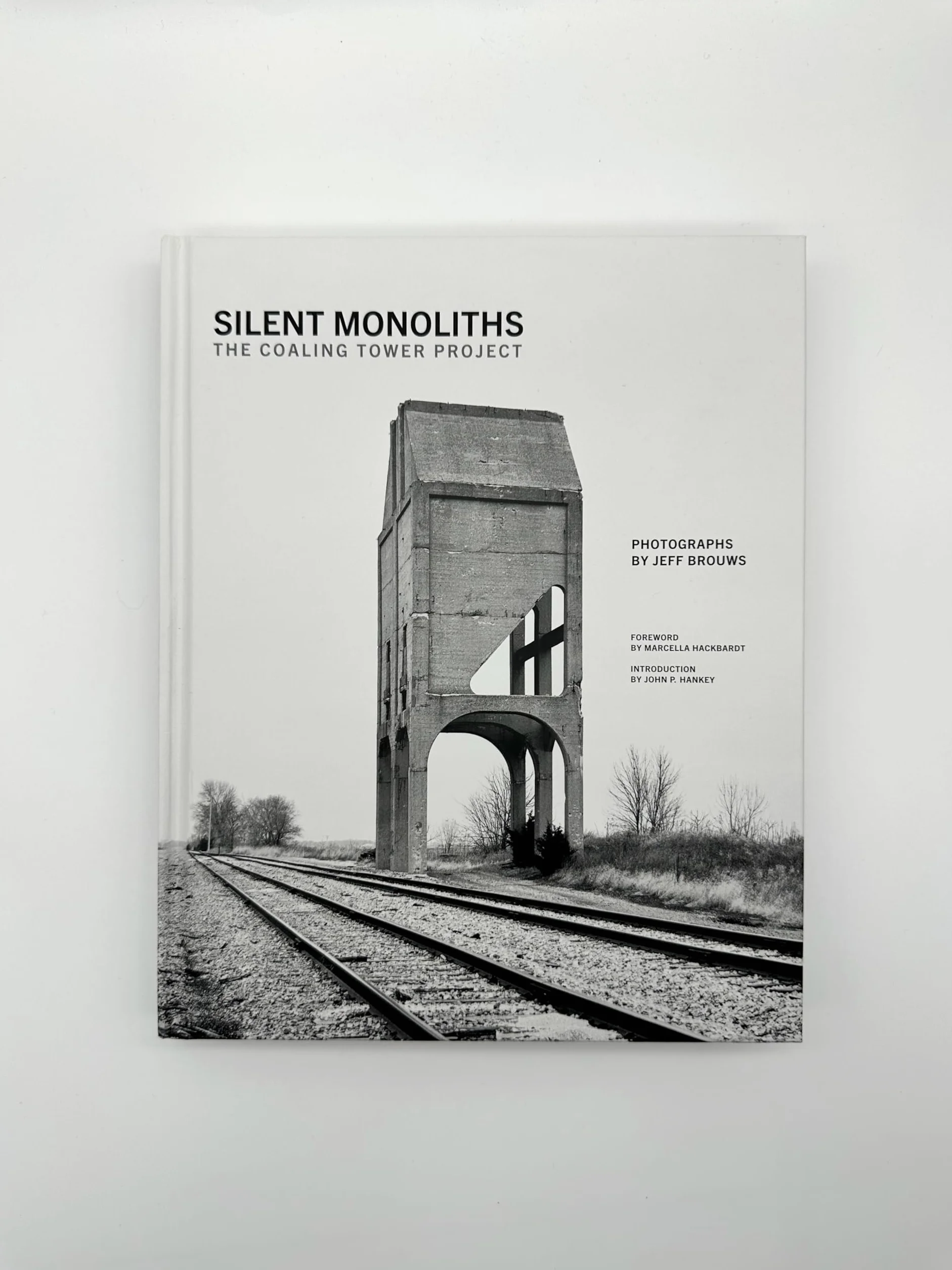 Jeff Brouws Silent Monoliths /anglais: The Coaling Tower Project