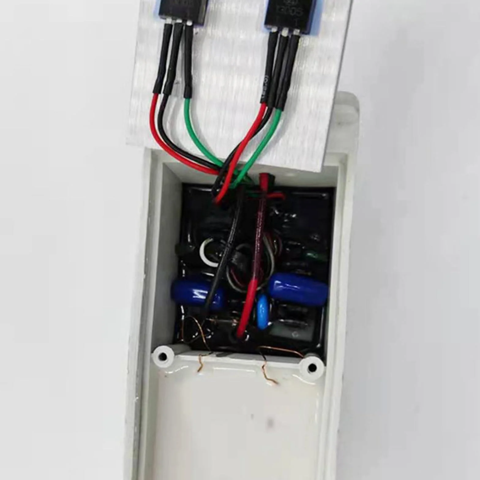 Samochodowy generator ozonu, przemysłowy generator ozonu O3, oczyszczacz powietrza, 4 płytki ceramiczne, sterylizator powietrza, ozonizator do pokoi, hoteli, garaży, gospodarstw rolnych (A)