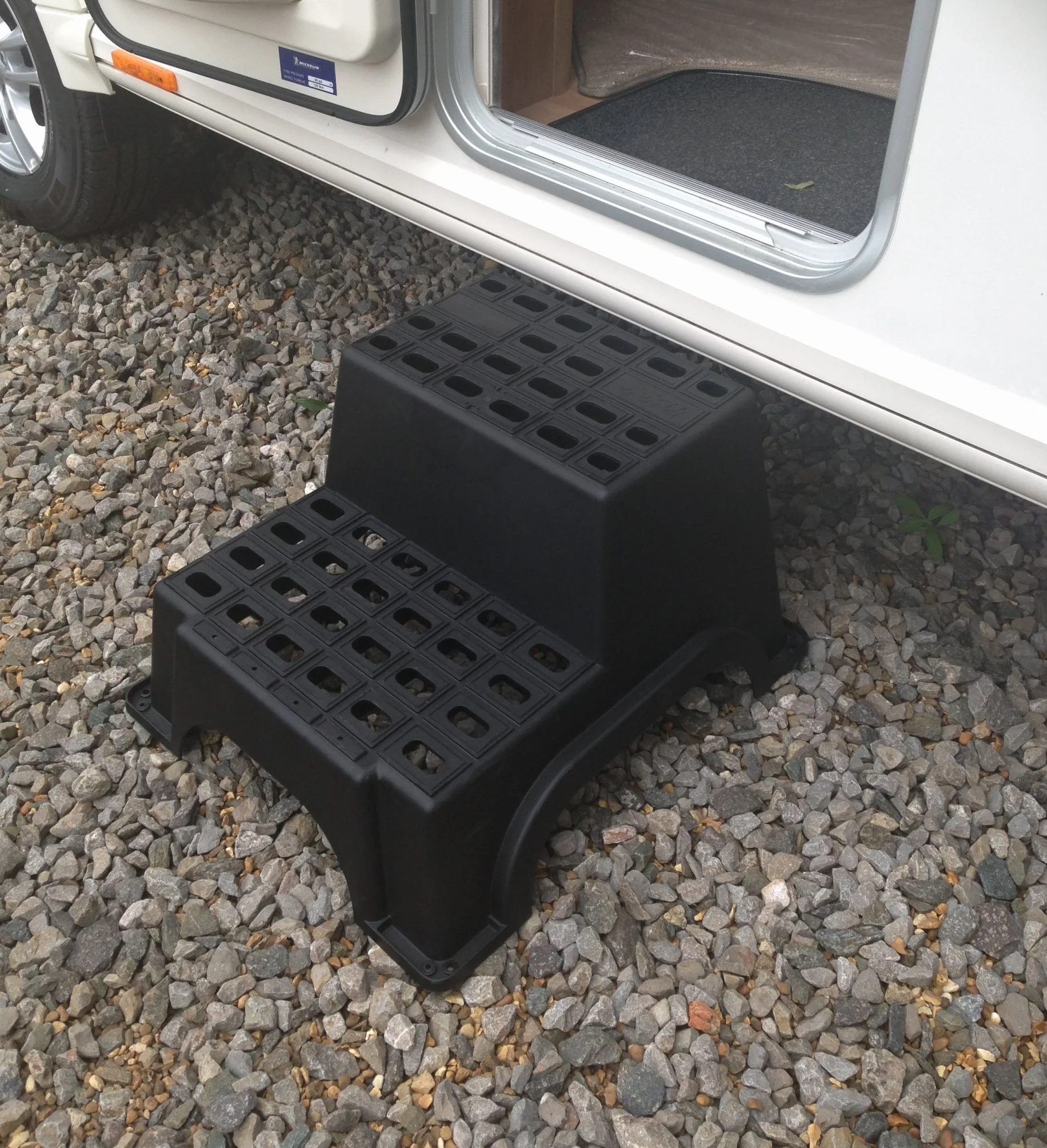 MGI 3797 podwójny plastikowy stopień, 53 cm x 61 cm x 38 cm