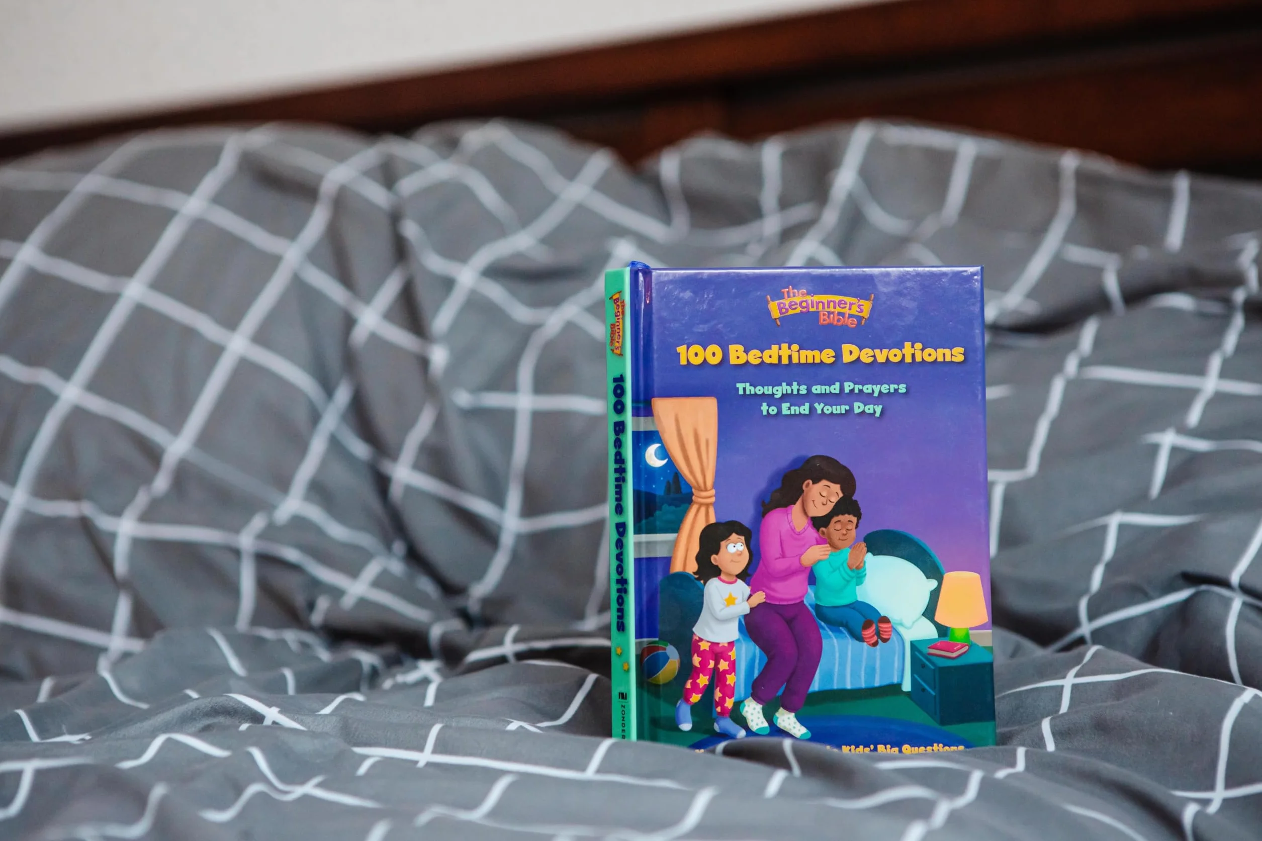 The Beginner's Bible 100 Bedtime Devotions: Thoughts and Prayers to End Your Day