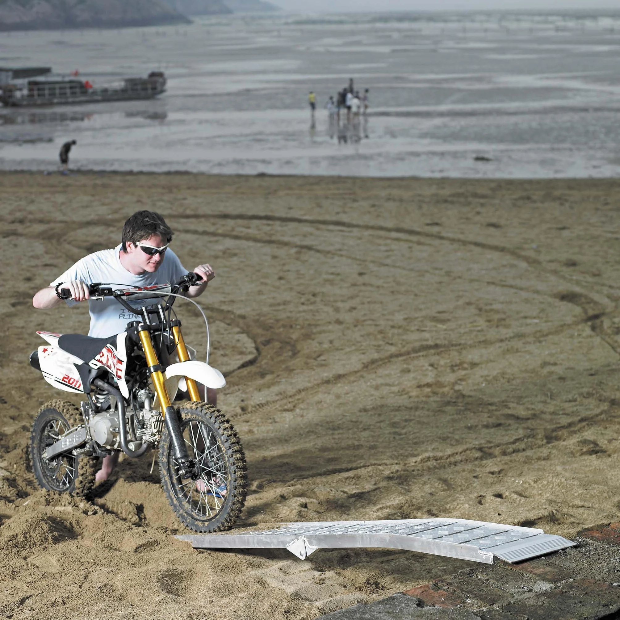 Wiltec Zestaw składany najazd aluminiowy 2 szt. o długości 228 cm i łączny udźwig 1360 kg, lekka i łatwa do przechowywania, do załadowania quadów i motocykli