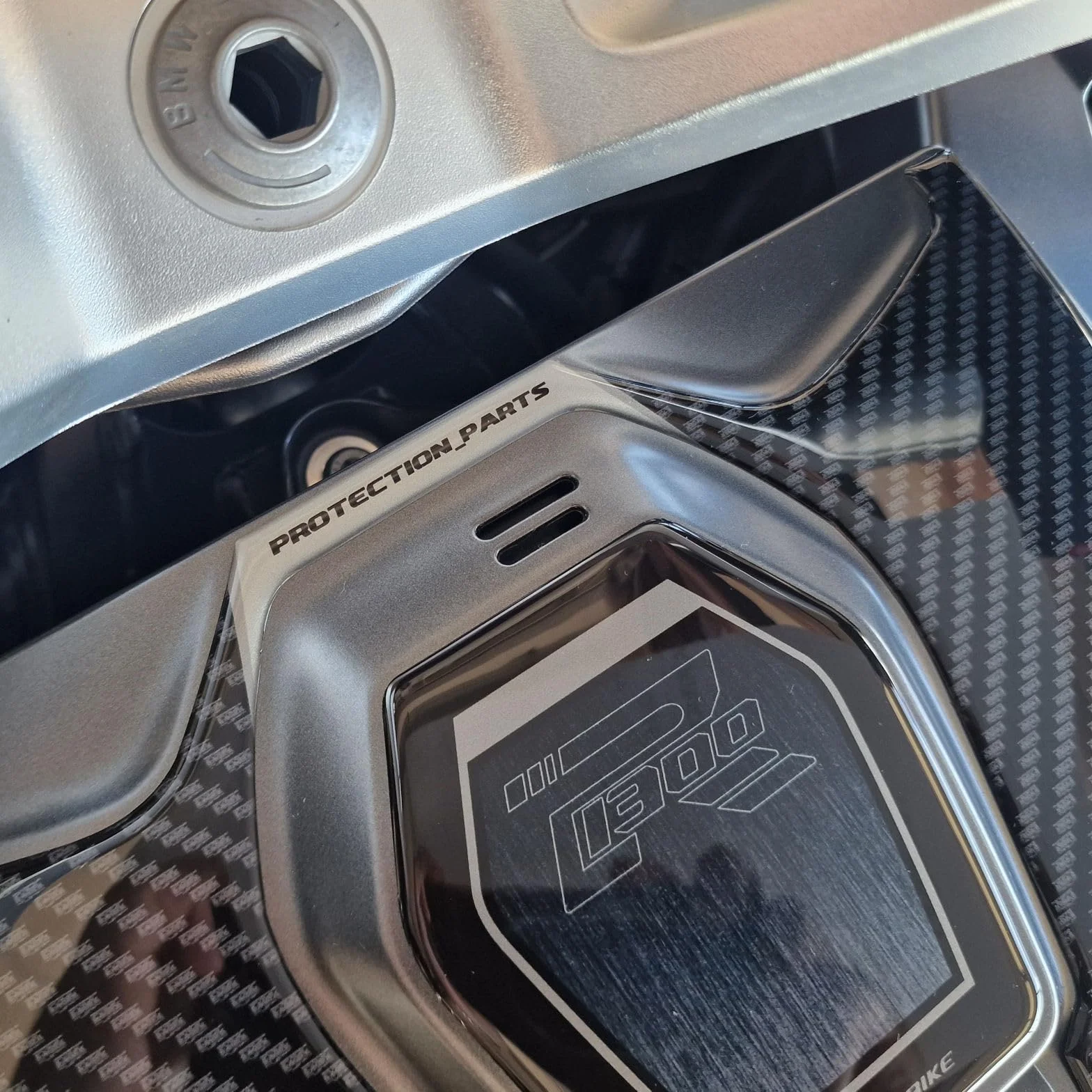 Resin Bike Naklejki Moto kompatybilne z BMW R 1300 RT 2025-2026. Chronią uchwyt zbiornika przed uderzeniami i zadrapaniami. Naklejki żywiczne z efektem 3D - wyprodukowane we Włoszech