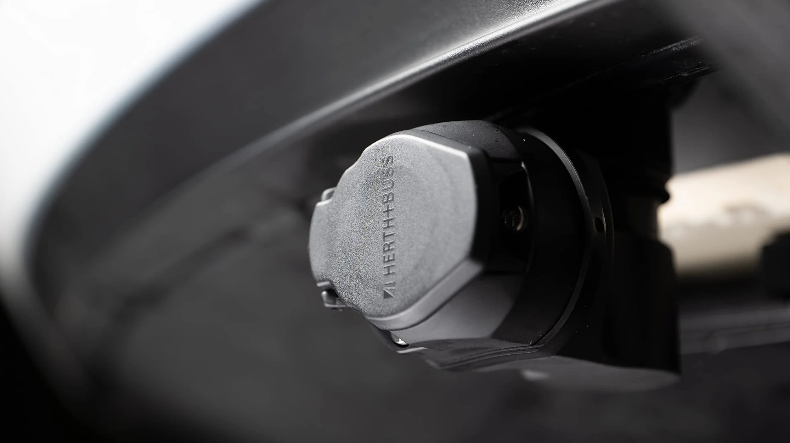 Adapter kątowy 90 stopni 13-biegunowy wodoszczelny do hak holowniczy Tesla Model 3