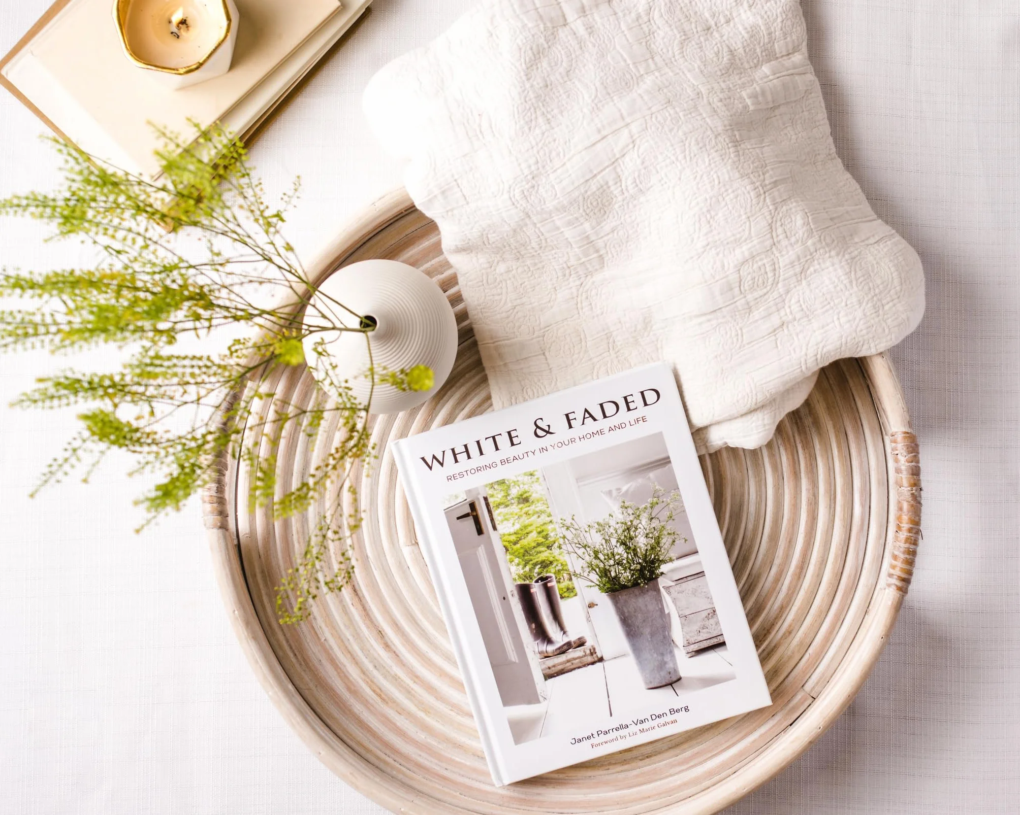 White and Faded: Restoring Beauty in Your Home and Life (the Perfect Gift for People Who Love Interior Design, Decorating, and Creating Beautiful, Healing Spaces at Home)